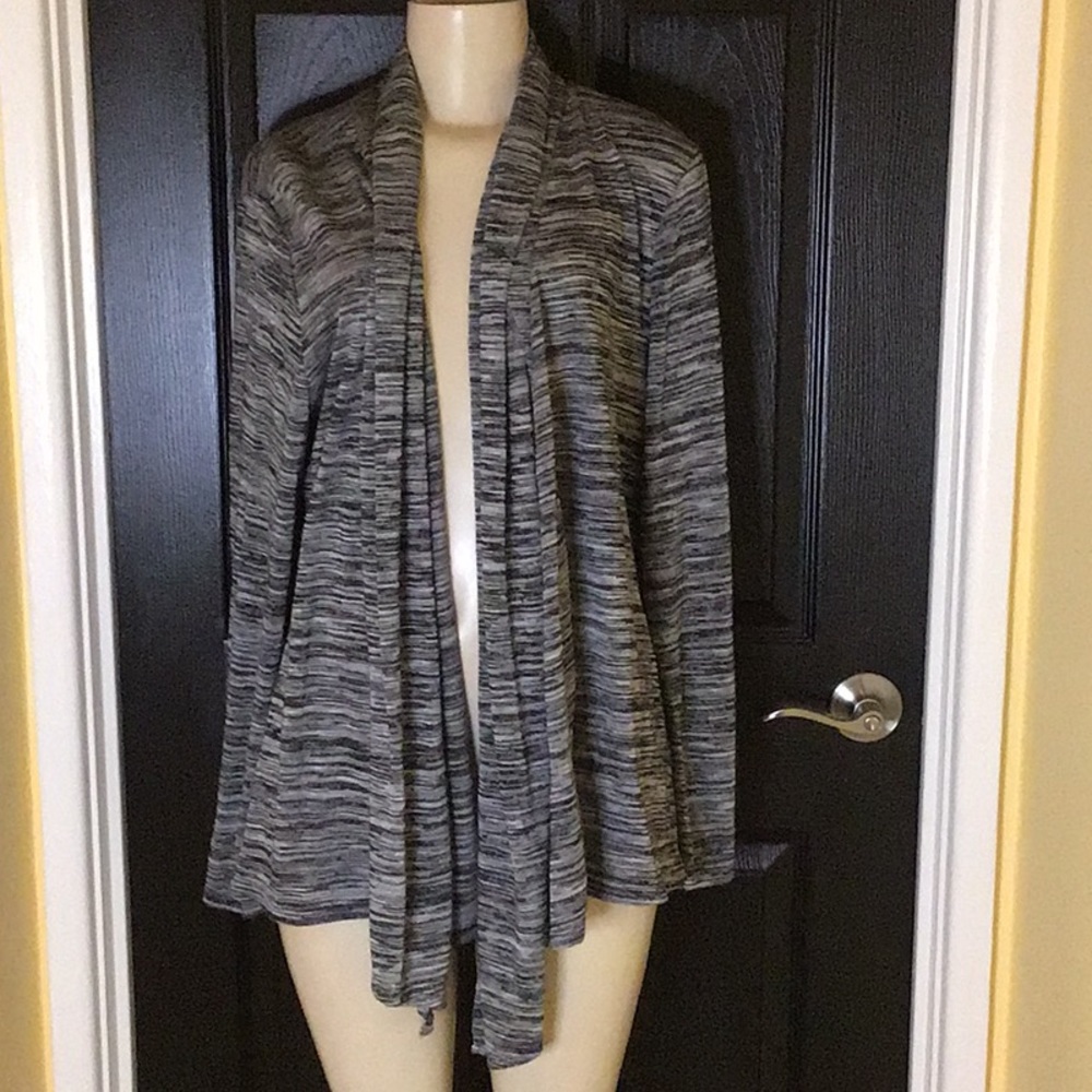 Black/white cardigan with slightly rolled collar